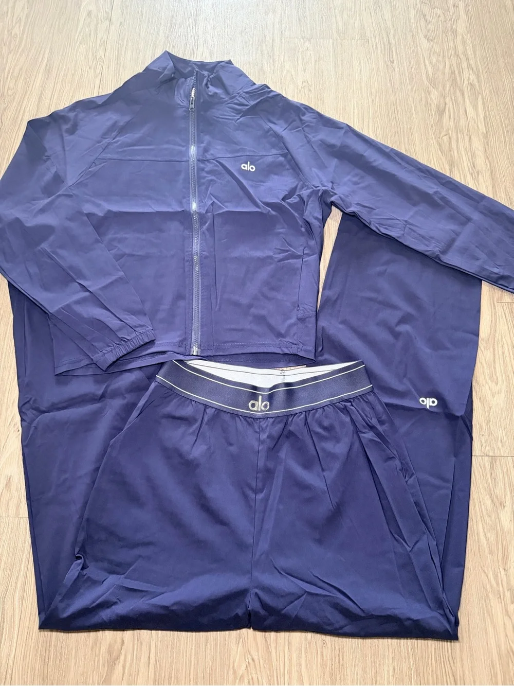 ALO Yoga wear zip pockets